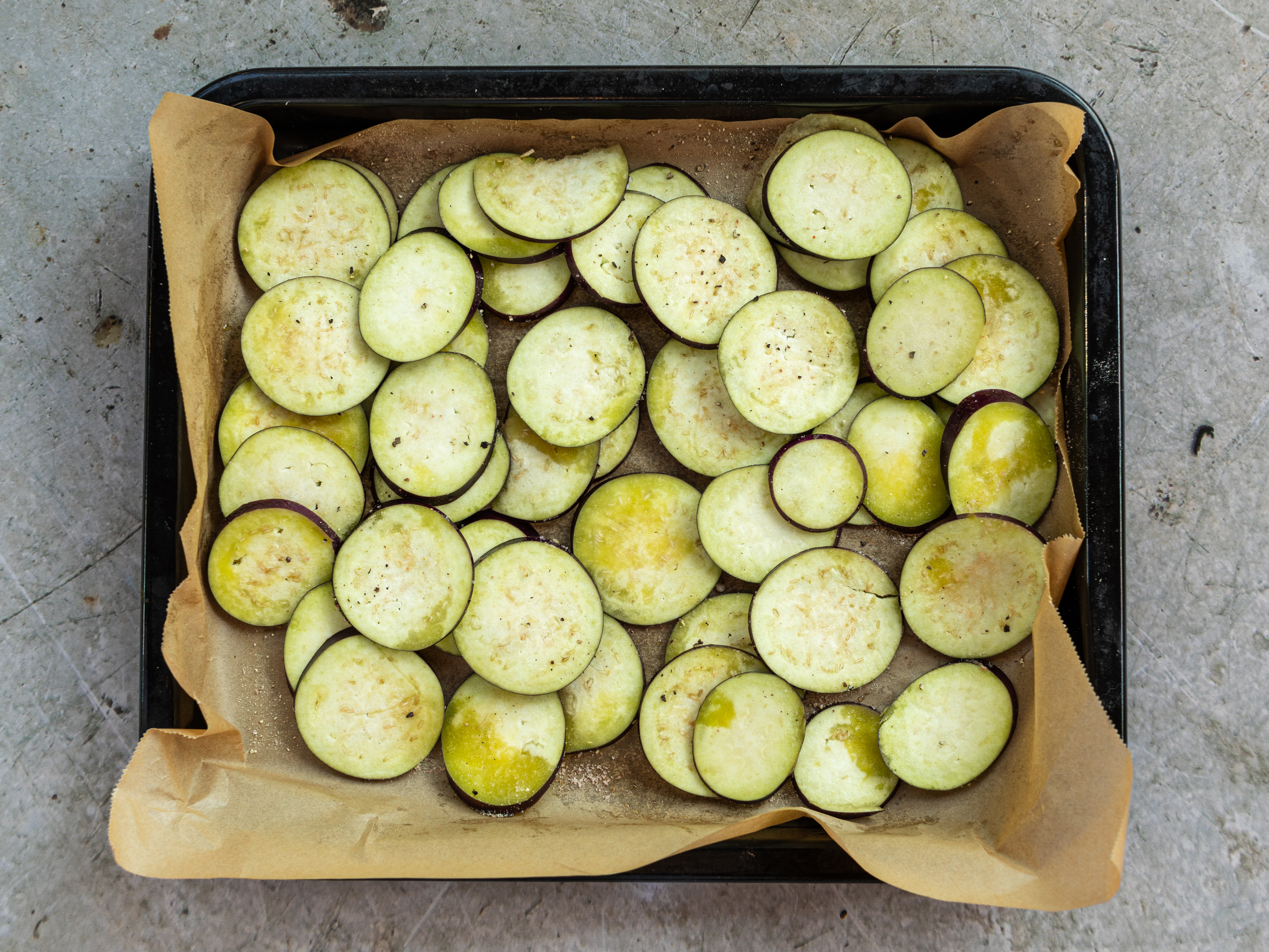 Schritt 2: Aubergine für Pizza mit Aubergine und kandierten Baumnüssen zubereiten 