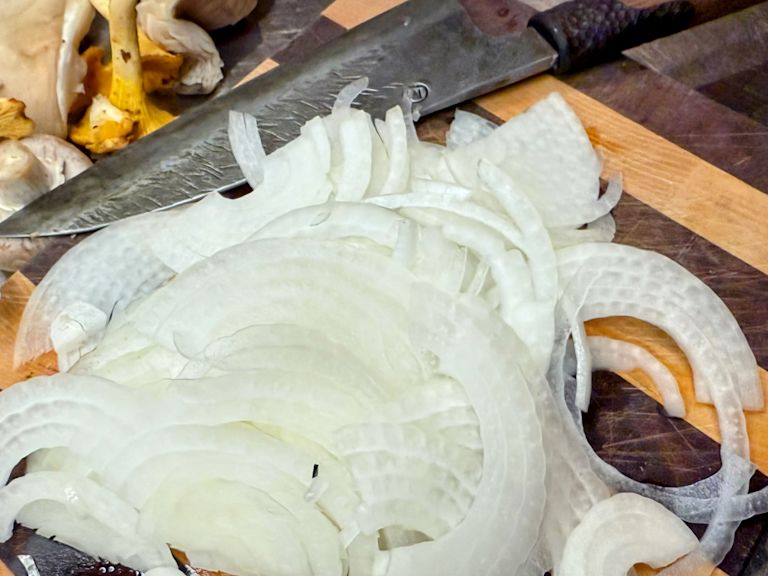 Schritt 1: Vorbereitung der Pilze für Pilz Ragout und Anbraten der Gemüsebasis Schritt 1: Vorbereitung der Pilze für Pilz Ragout und Anbraten der Gemüsebasis