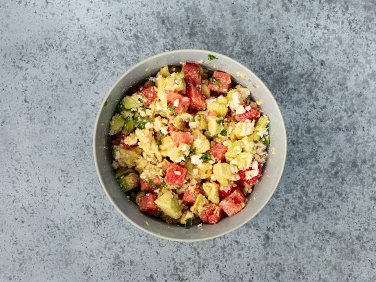 Schritt 3: Wassermelone-Feta-Guacamole vermischen und Servieren Schritt 3: Wassermelone-Feta-Guacamole vermischen und Servieren