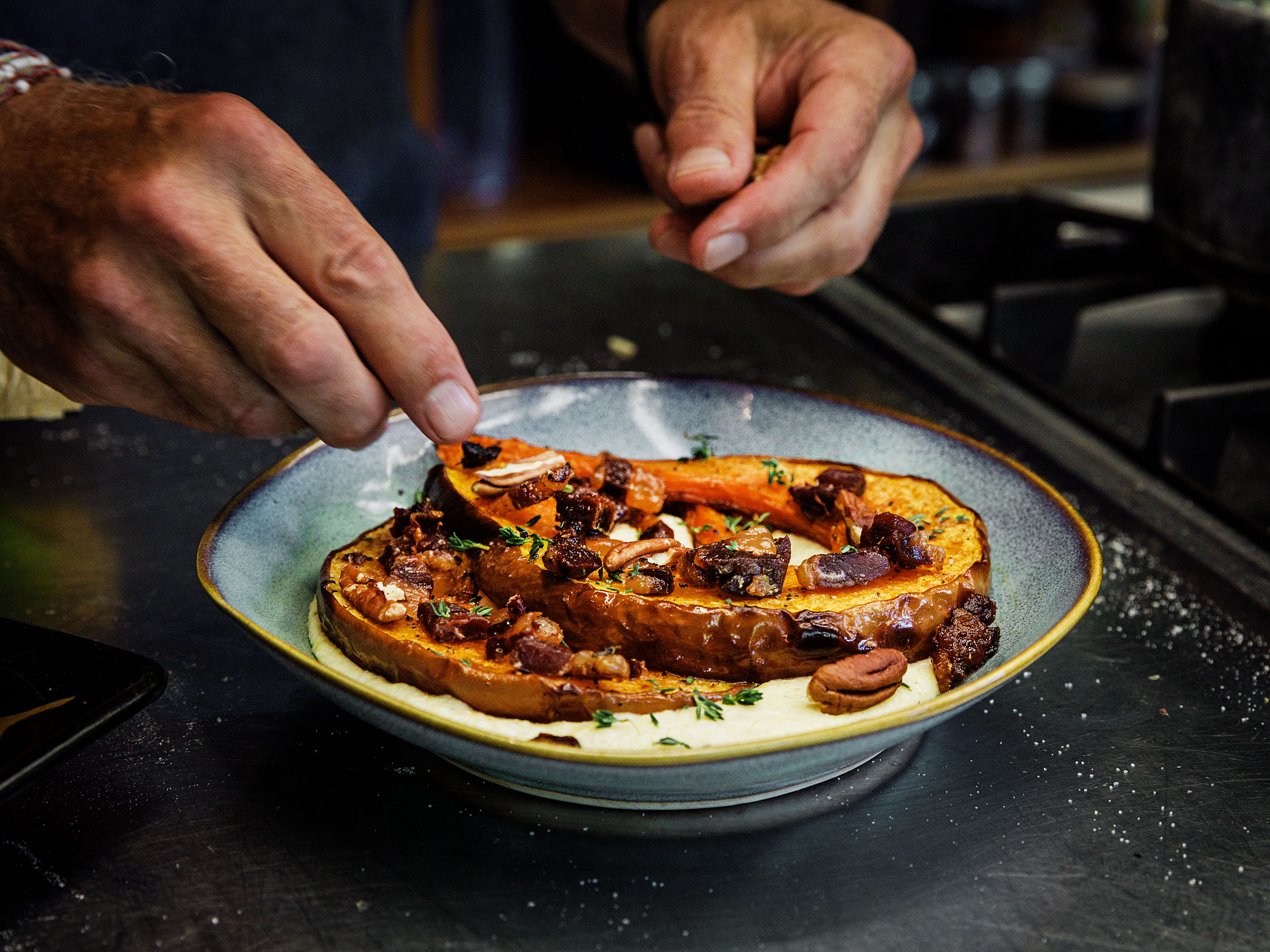 Schritt 3: Polenta mit Röstkürbis, Speck und Mandeln anrichten