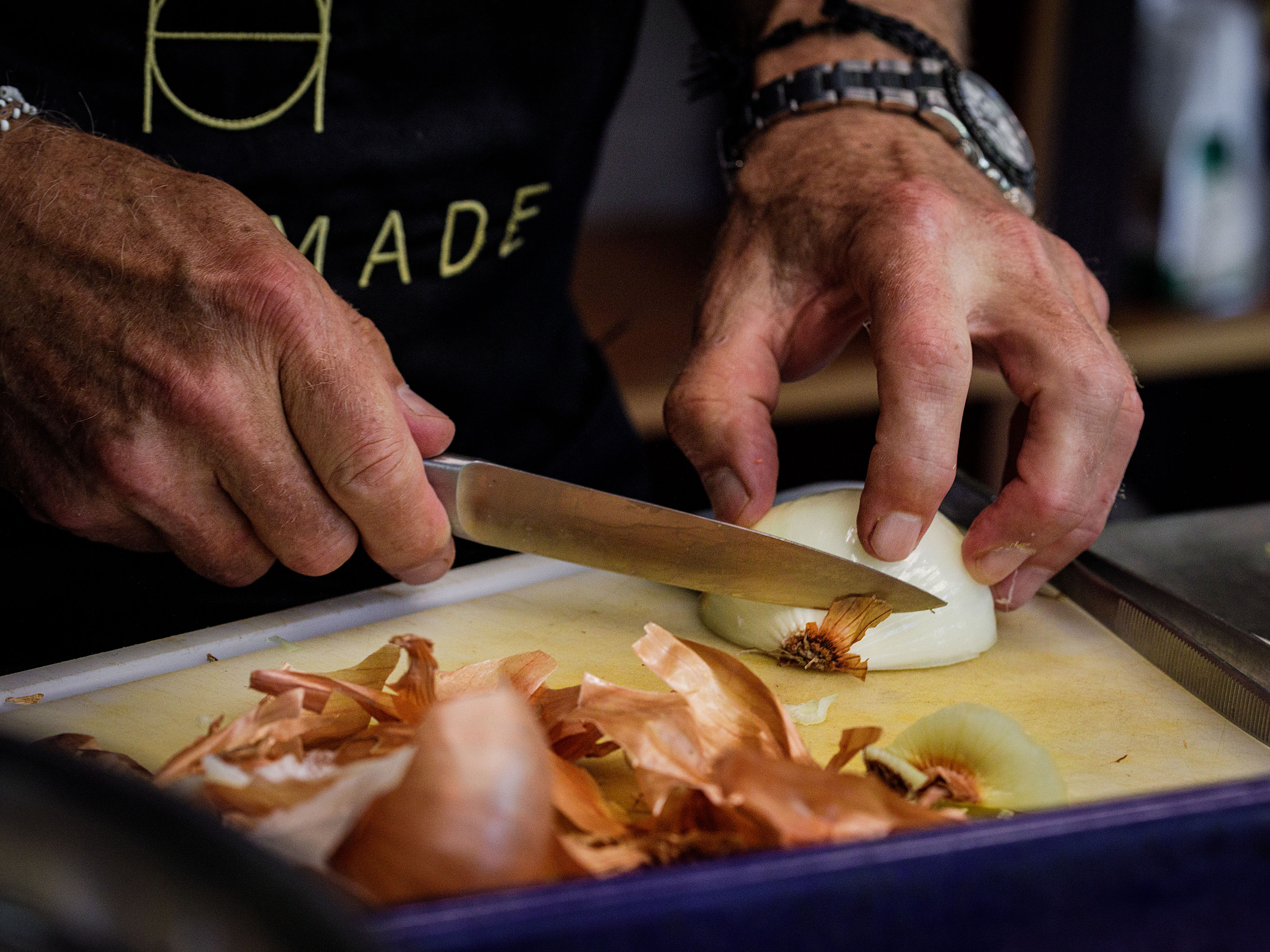 Schritt 1: Zwiebeln für Miso-Butter-Zwiebeln rüsten.