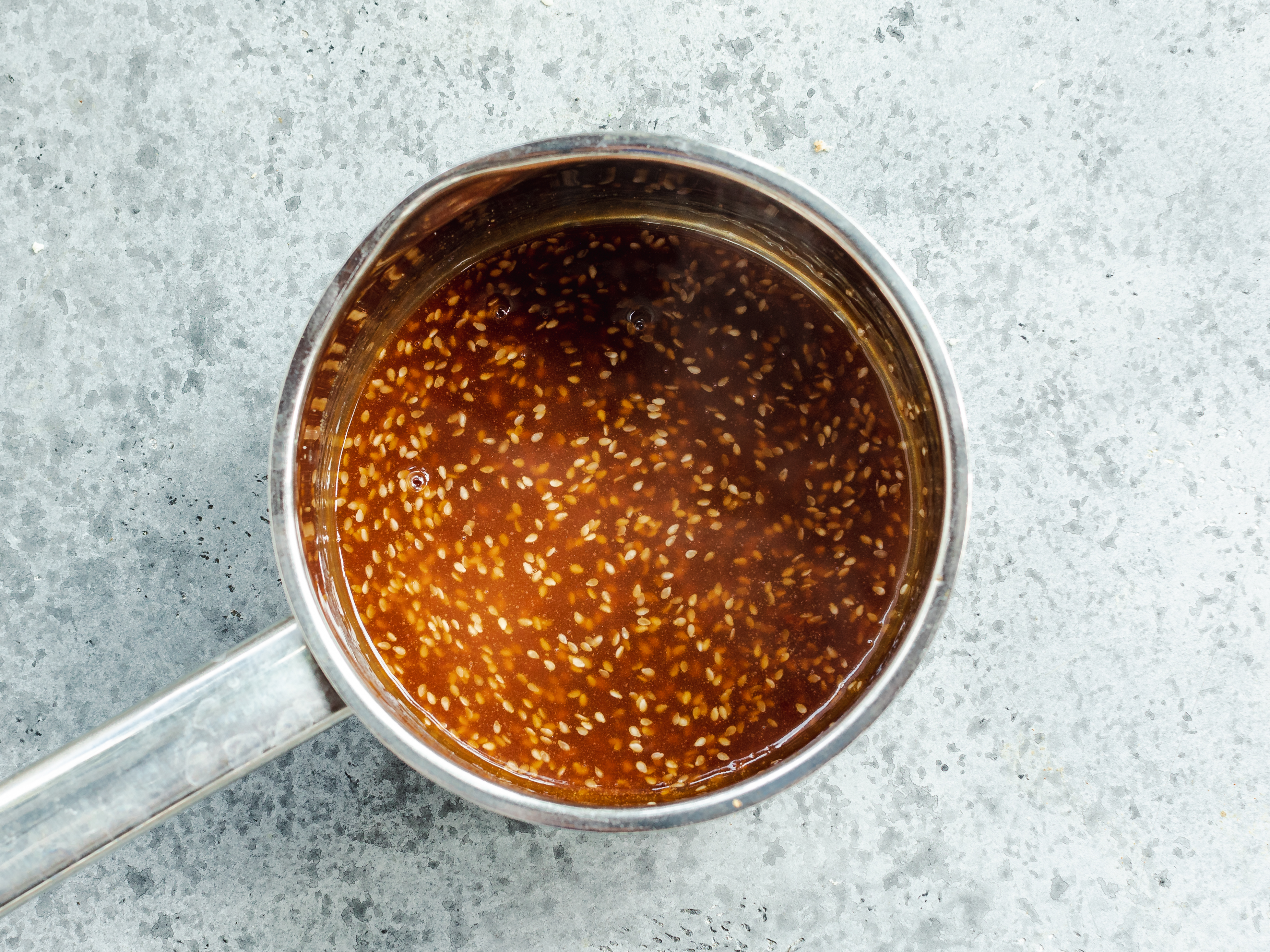 Schritt 2: In einem Topf Sojasauce, Ahornsirup, Reisessig, Wasser, Sesamöl, frisch geriebenen Ingwer und Knoblauchpulver vermischen und bei mittlerer Hitze erhitzen