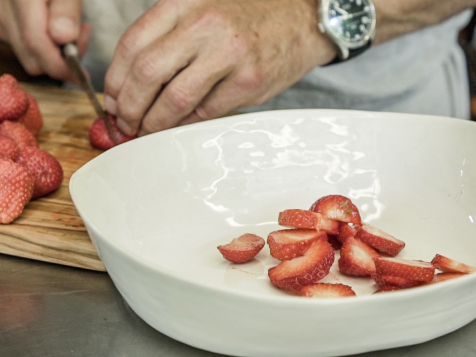 Schritt 1: Zubereitung von Erdbeer-Feigensalat mit Gurke und Brunnenkresse 