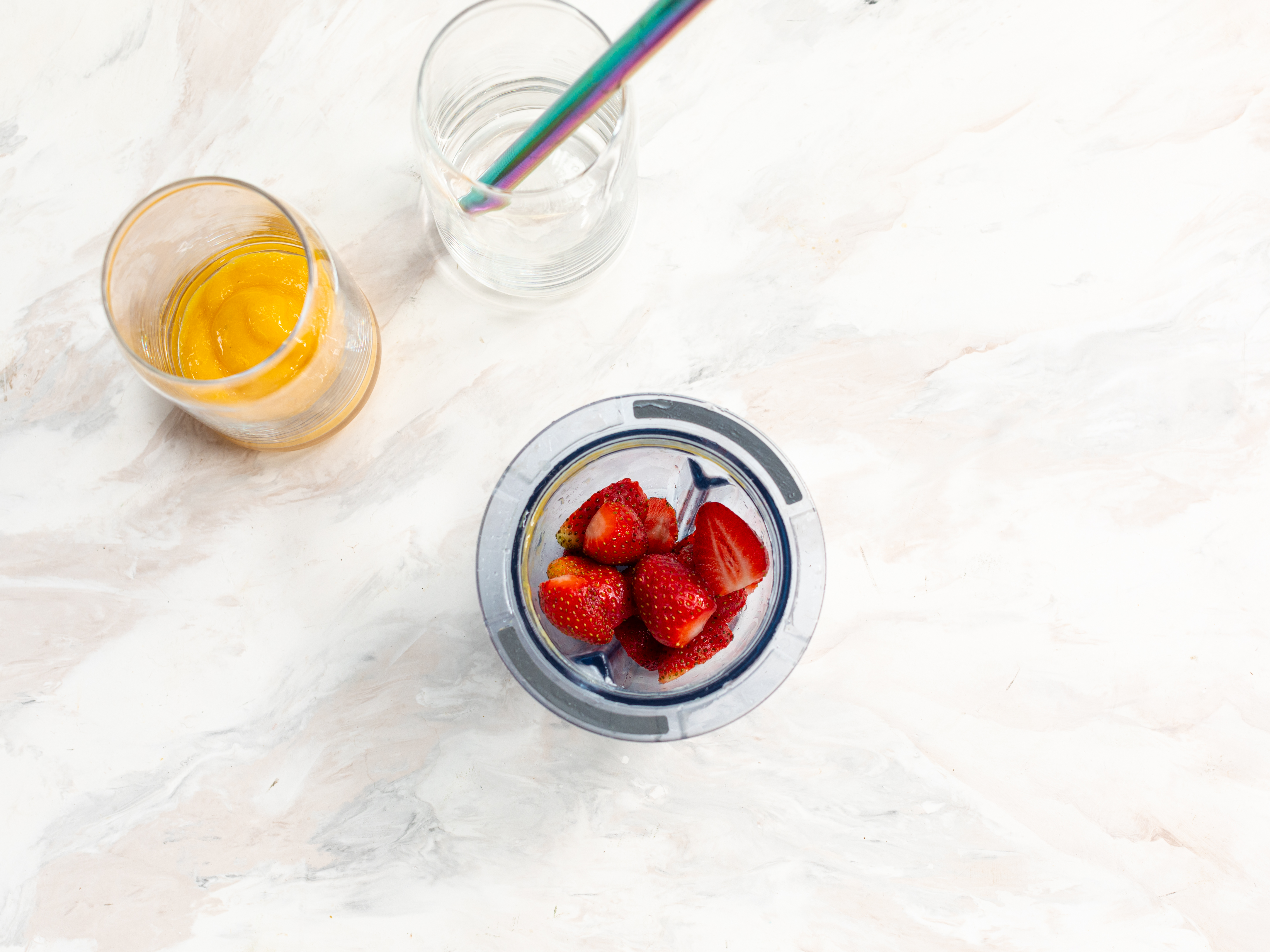 Schritt 1: Früchte für Mango-/Erdbeer Matcha Latte zubereiten 