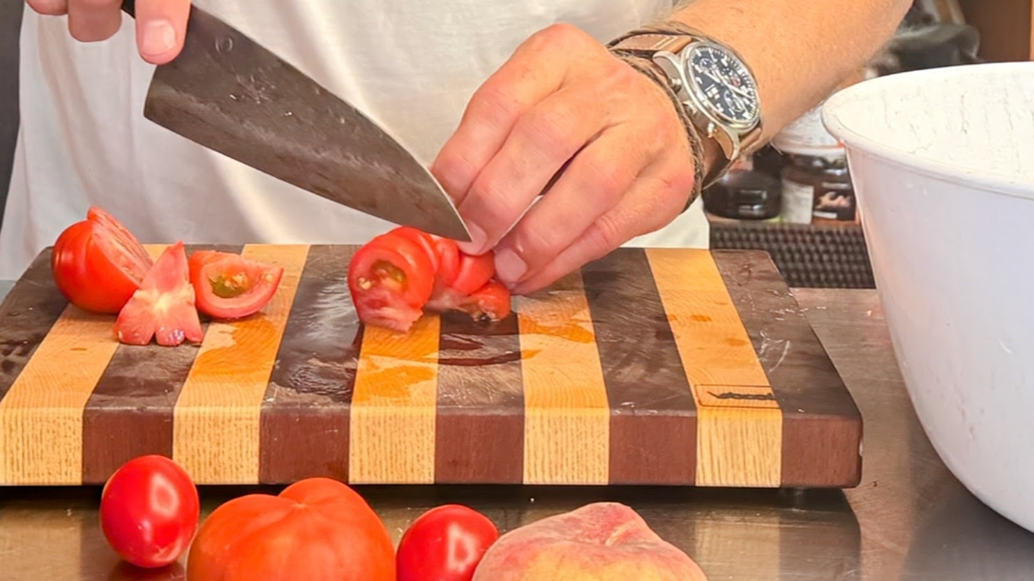 Schritt 1: Zubereitung von Tomaten-Pfirsichsalat mit Burrata 