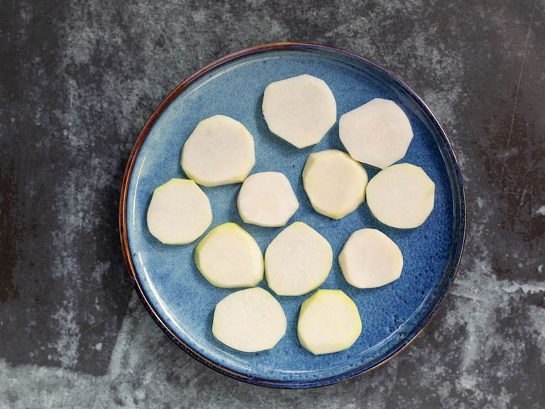 Schritt 1: Kohlrabi für Kohlrabi-Sesam-Schnitzel vorbereiten Schritt 1: Kohlrabi für Kohlrabi-Sesam-Schnitzel vorbereiten