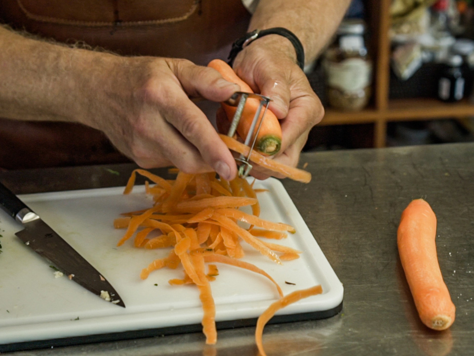 Schritt 2: Karotten schälen