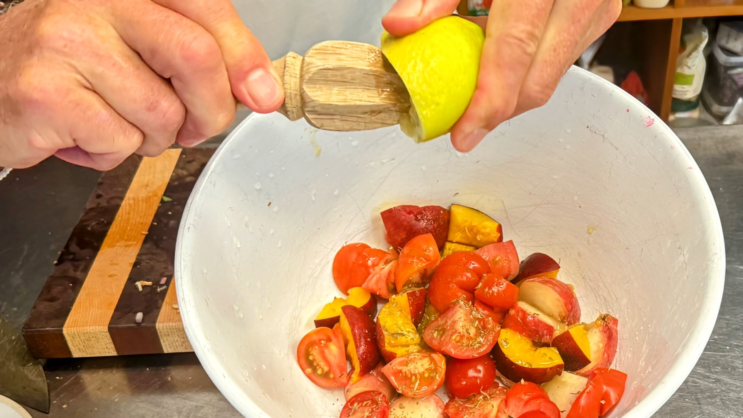 Schritt 1: Zubereitung von Tomaten-Pfirsichsalat mit Burrata 
