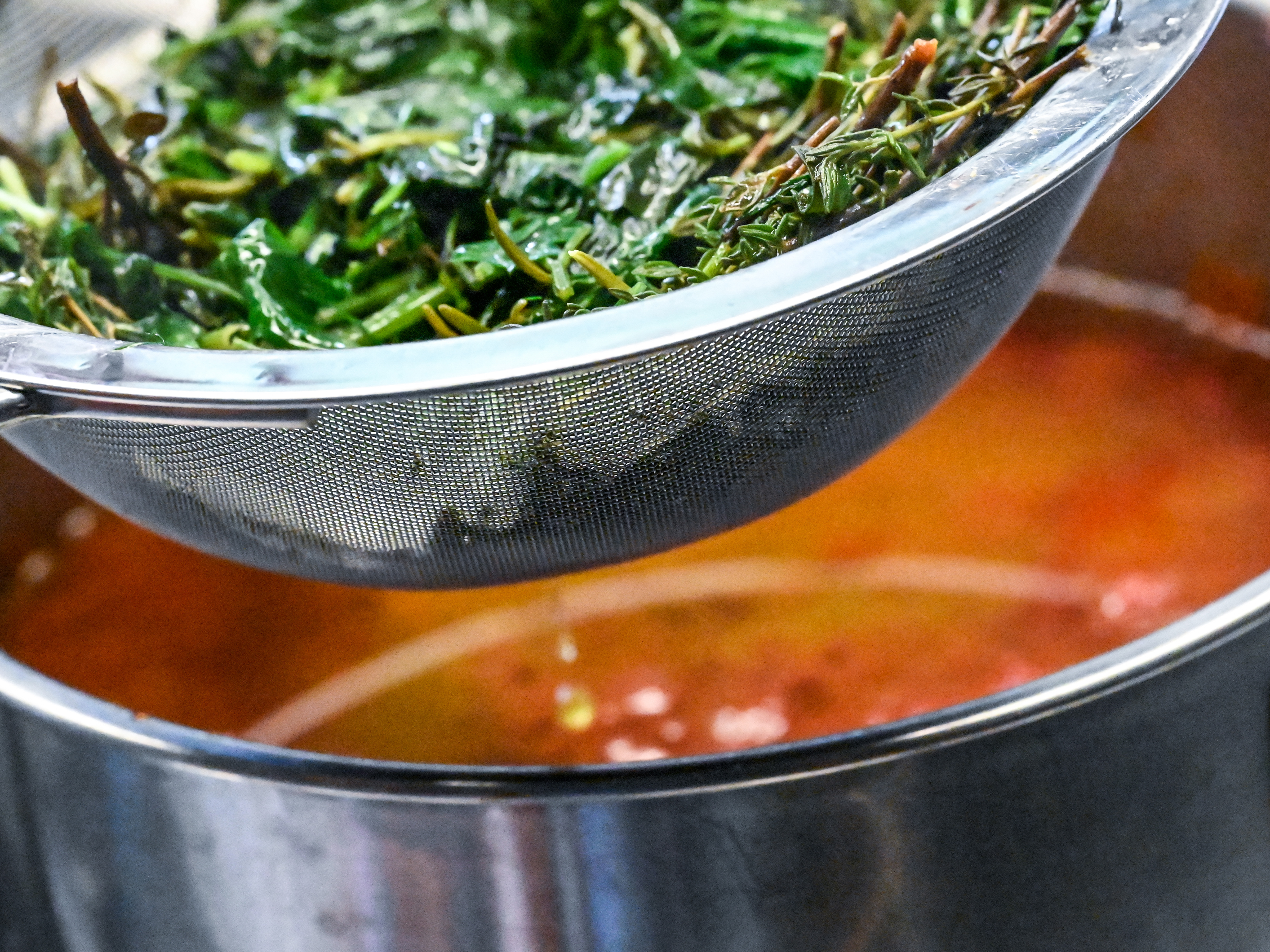 Schritt 3: Das Kräuteröl zum Sugo geben.