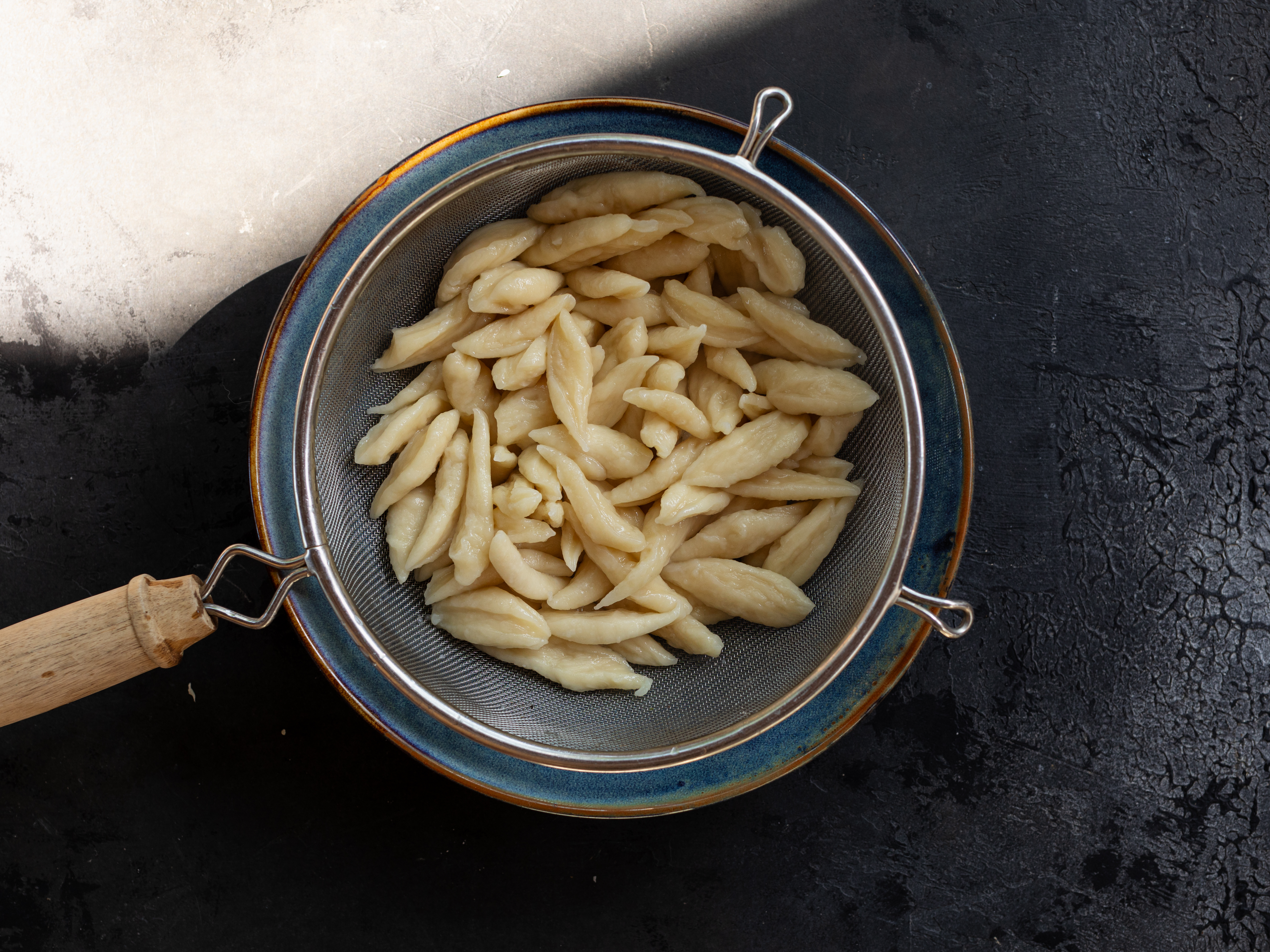 Schritt 2: Nudeln  für Asiatische Scherennudeln schneiden und kochen 