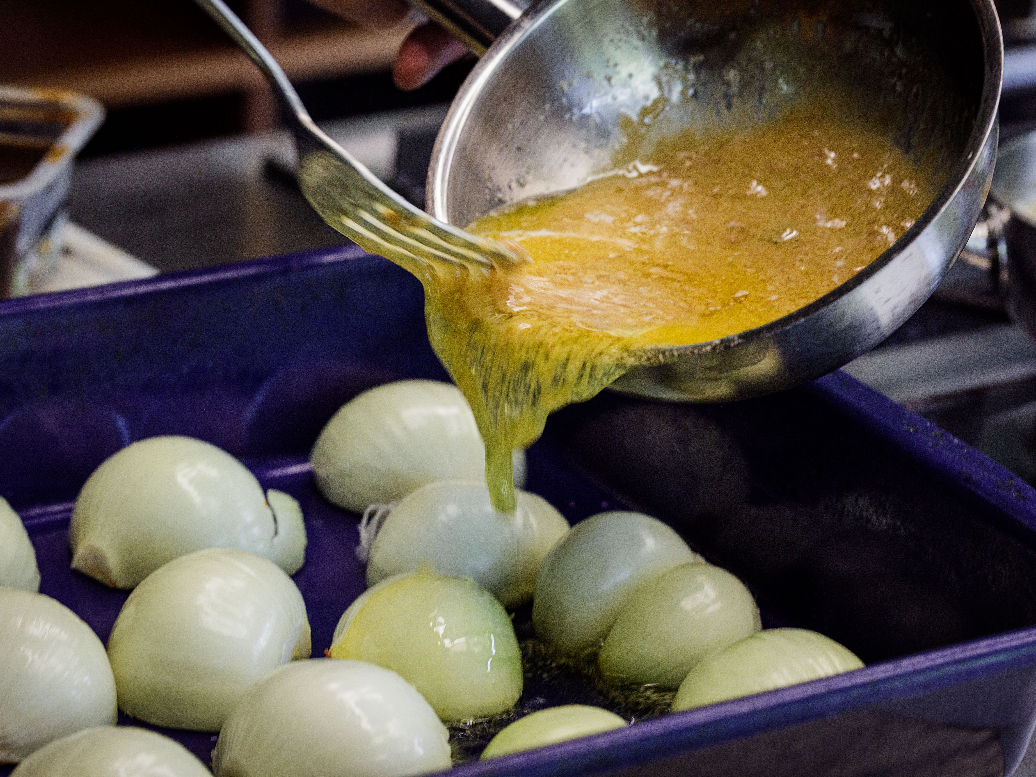 Schritt 1: Zwiebeln für Miso-Butter-Zwiebeln rüsten.