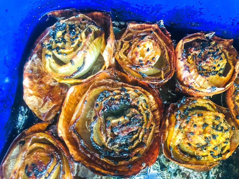 Schritt 1: Die Zwiebeln für die Zwiebel-Tarte rösten. Schritt 1: Die Zwiebeln für die Zwiebel-Tarte rösten.