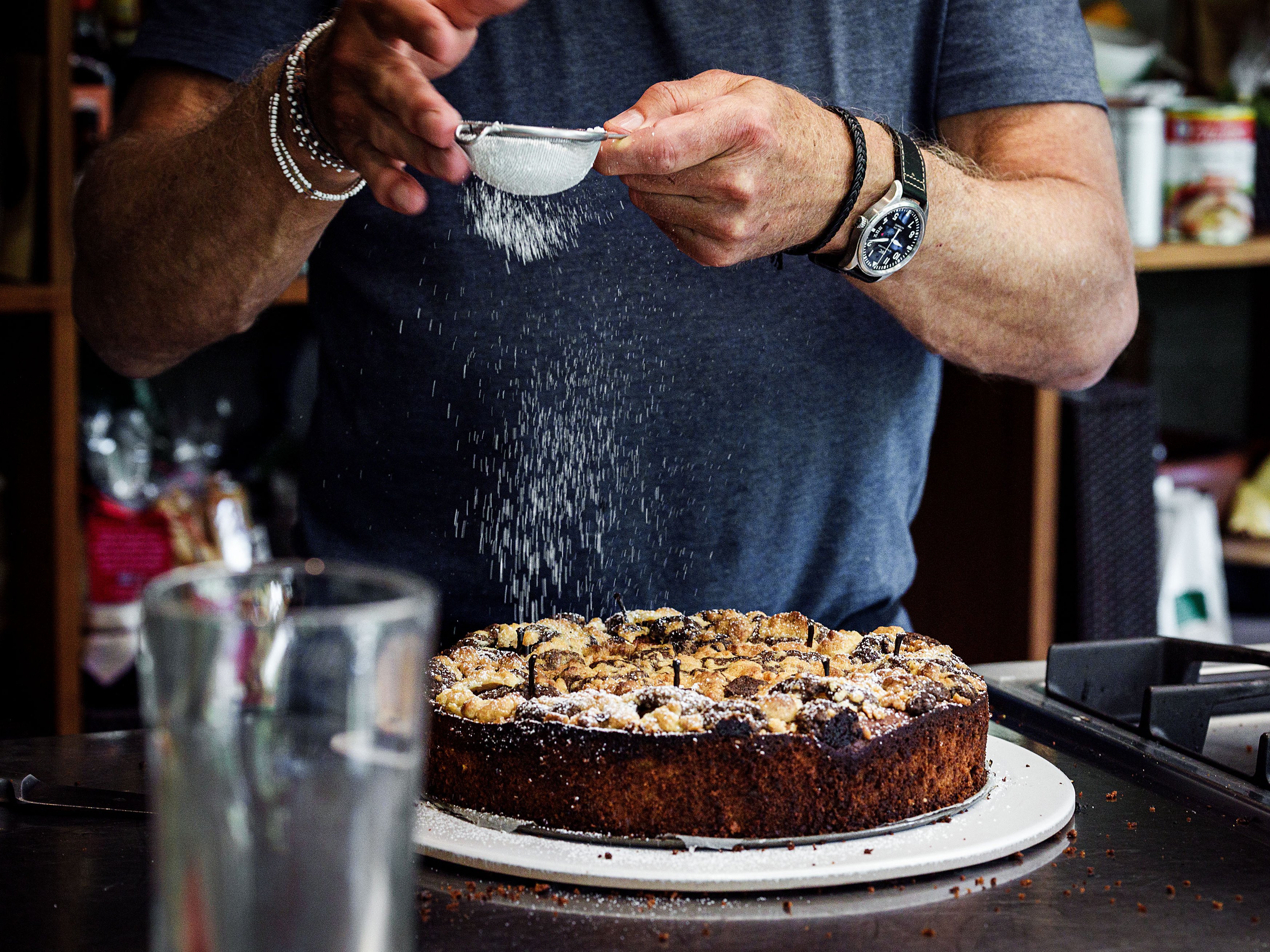 Schritt 3: Den fertigen Kuchen 15 Minuten in der Form abkühlen lassen und Puderzucker darüber geben