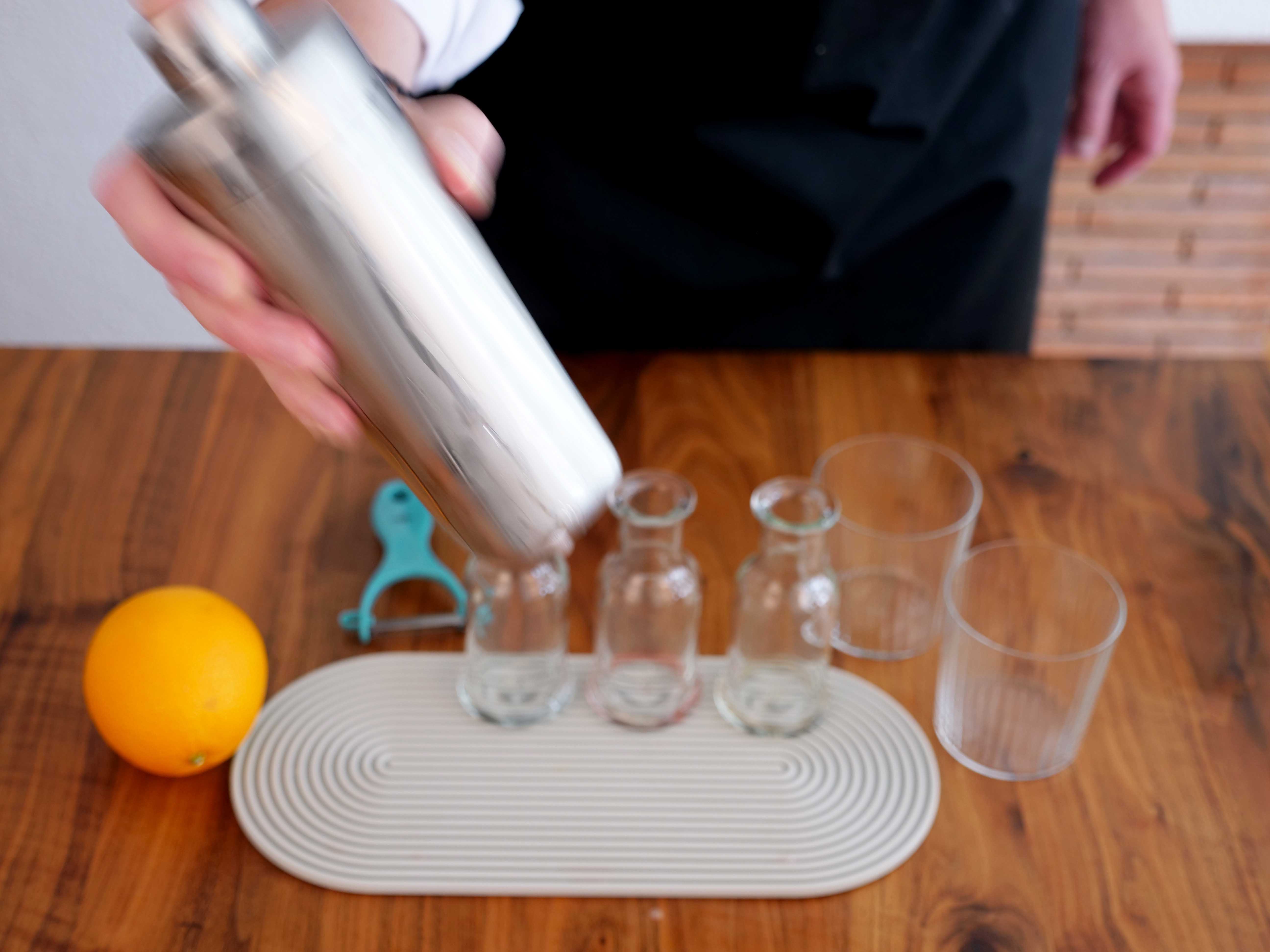 4. Eis hinzugeben & shaken