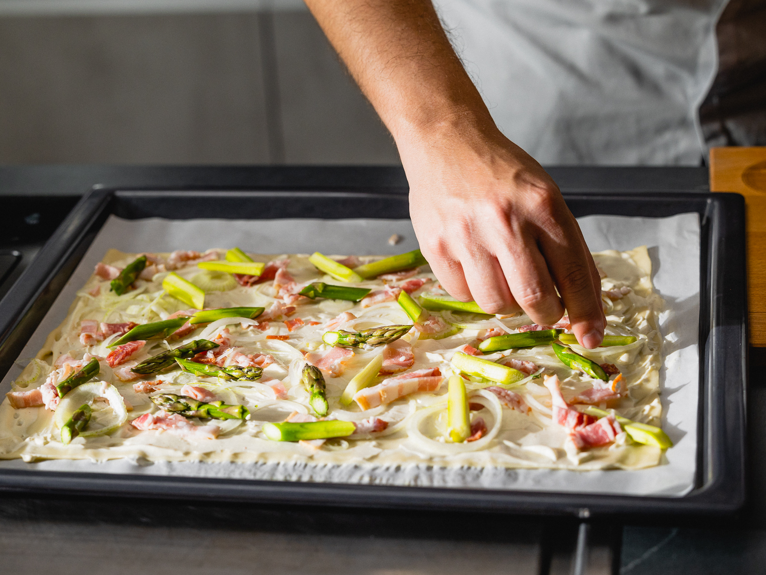 Schritt 2:  Flammkuchen mit Spargel, Pancetta und Zwiebeln backen & servieren
