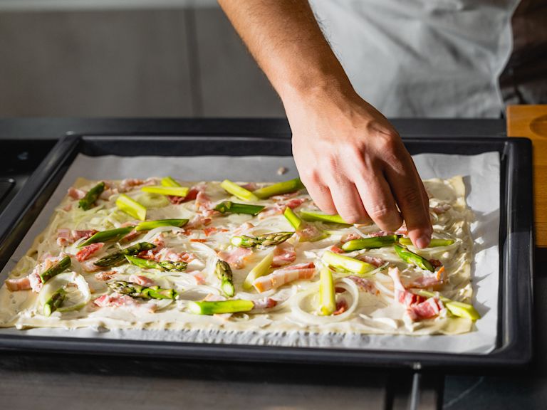 Schritt 2: Flammkuchen mit Spargel, Pancetta und Zwiebeln backen & servieren Schritt 2: Flammkuchen mit Spargel, Pancetta und Zwiebeln backen & servieren