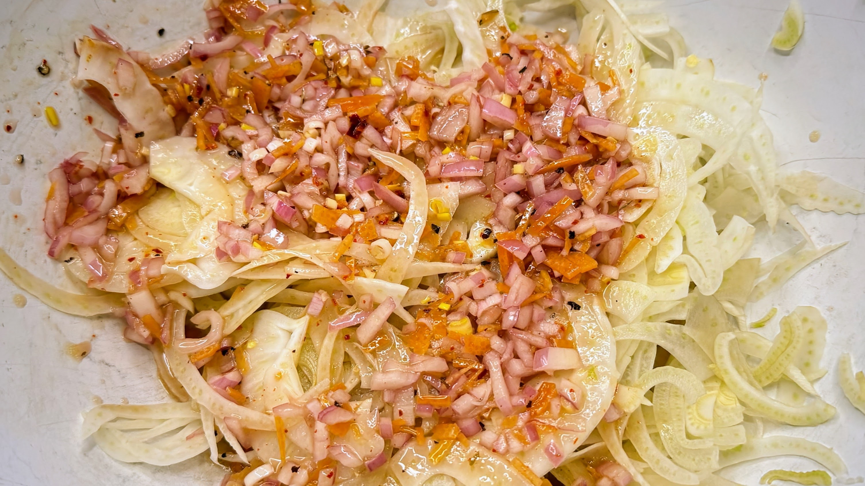 Schritt 3: Fenchelsalat mit Birnen und Grapefruit-Schalotten Vinaigrette anrichten