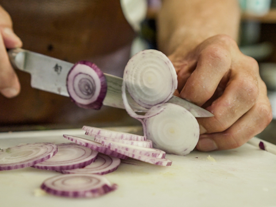 Schritt 2: Zwiebel schälen und in feine Ringe schneiden