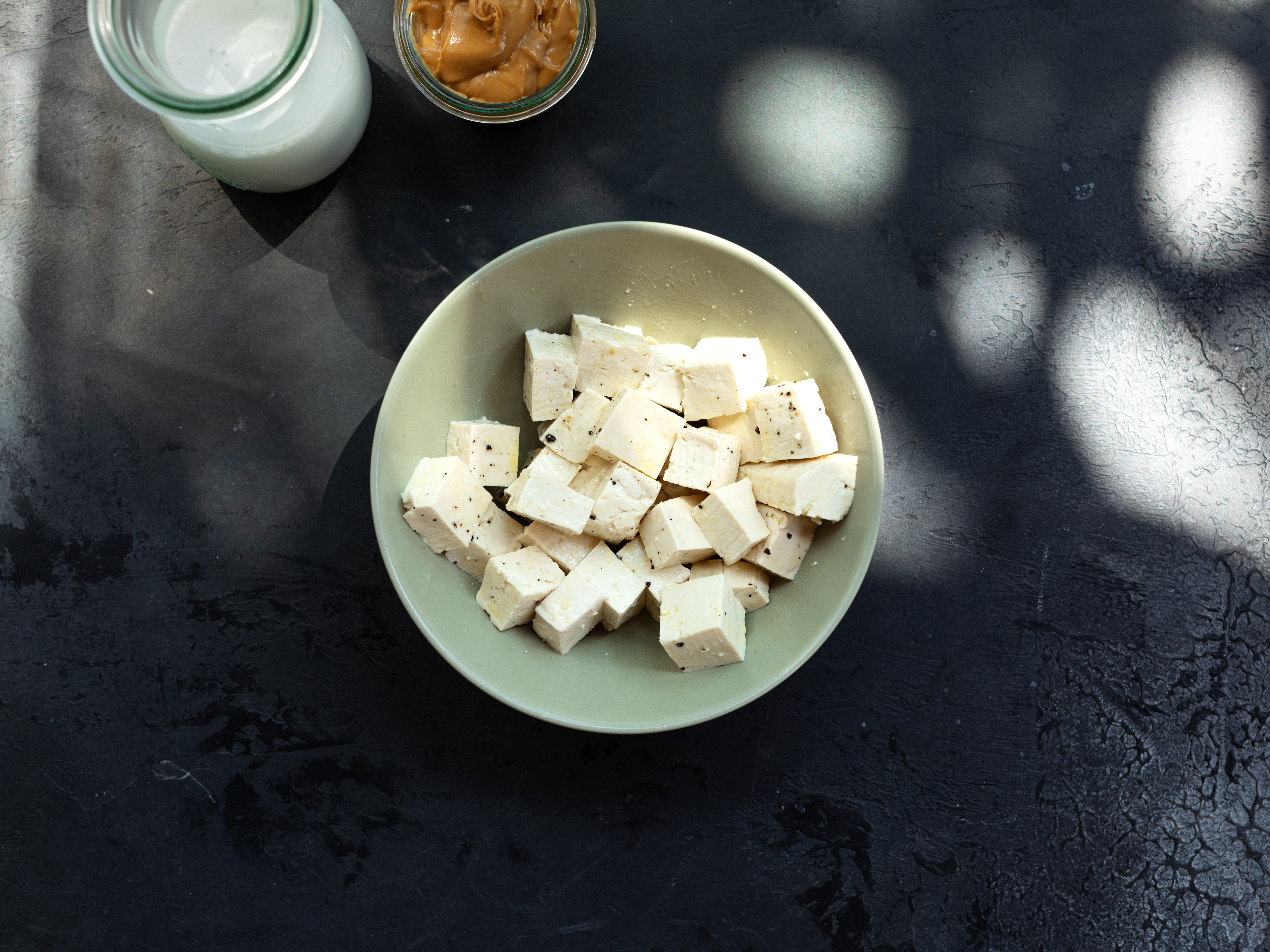 Schritt 1: Tofu für Thai Massaman-Curry vorbereiten 