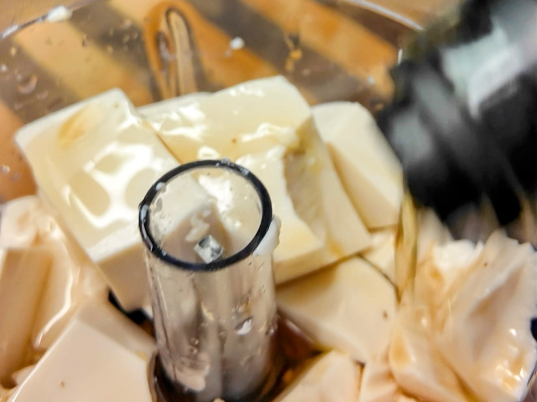 Schritt 1: Schalotte marinieren und Tofu für Tomaten-Gurken Salat mit Sesam-Seiden Tofu Dressing zubereiten 