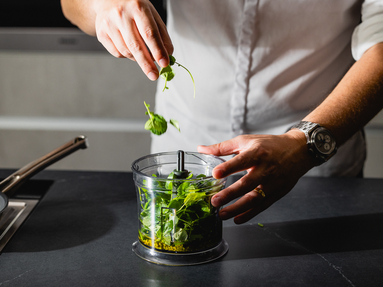 Schritt 2: Portulak-Pesto mit Pistazien und Honig zubereiten