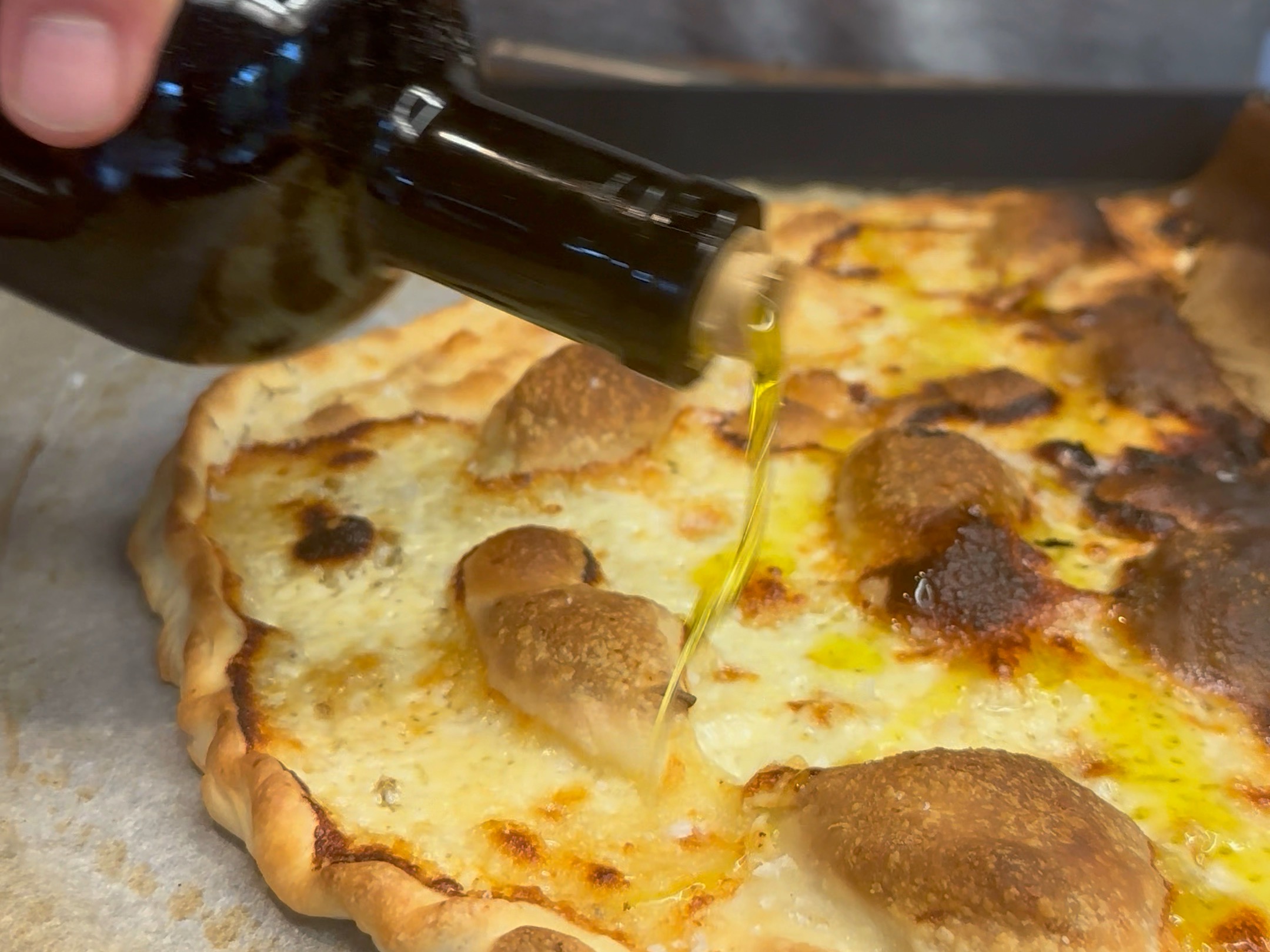 Schritt 2: Mit Olivenöl bepinseln und mit Salz bestreuen