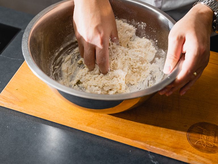 Schritt 2: Teig für Focaccia mit Basilikum-Pesto zubereiten Schritt 2: Teig für Focaccia mit Basilikum-Pesto zubereiten