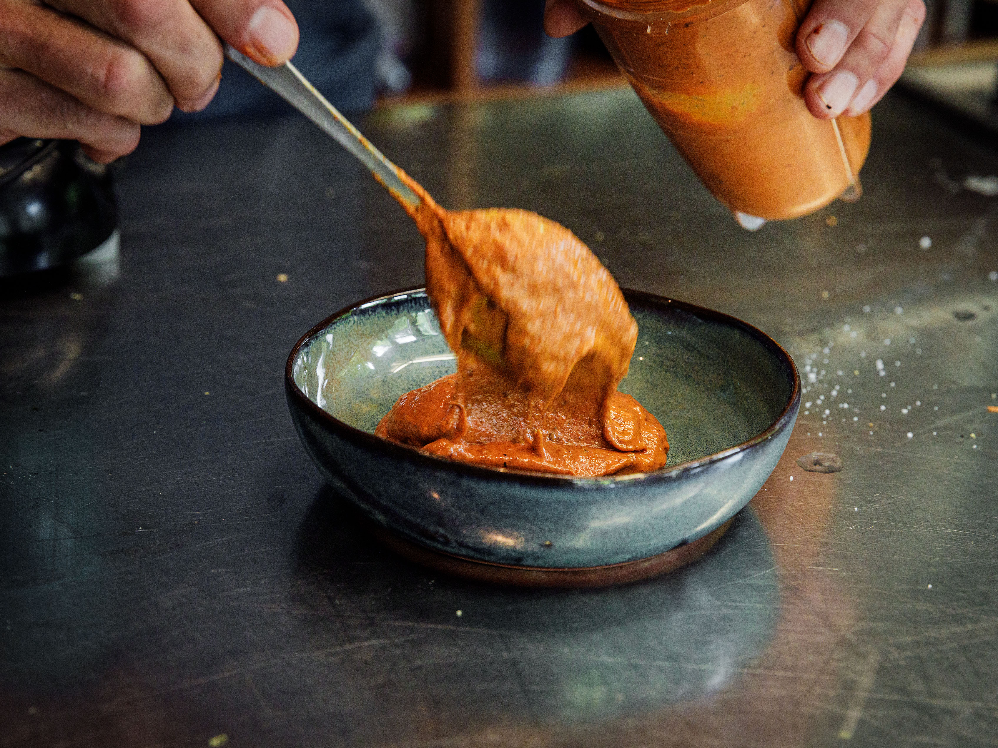 Schritt 2: Ajvar Peperonipaste anrichten und servieren