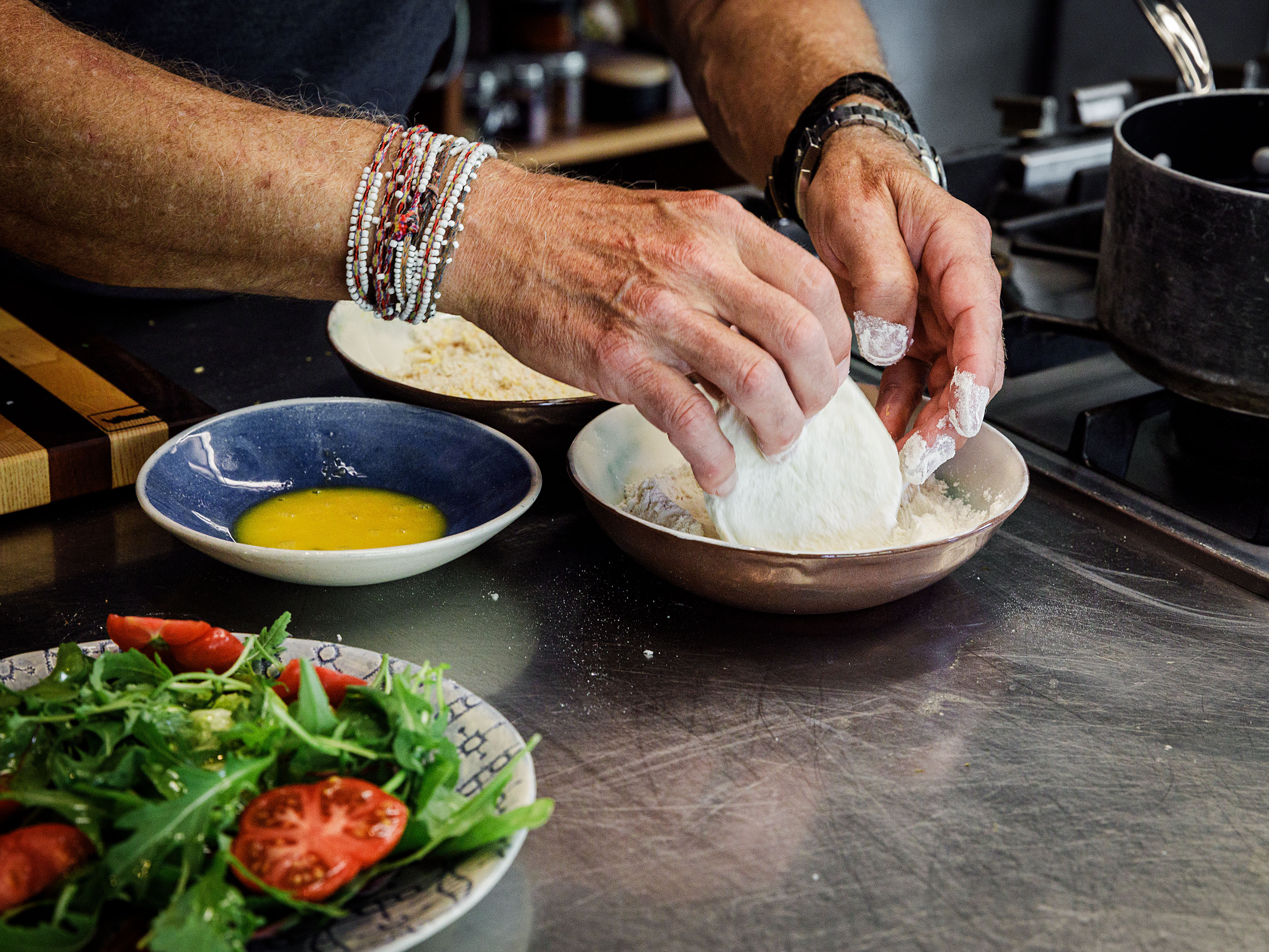 Schritt 1:  Die Mozzarellakugeln im Mehl wenden