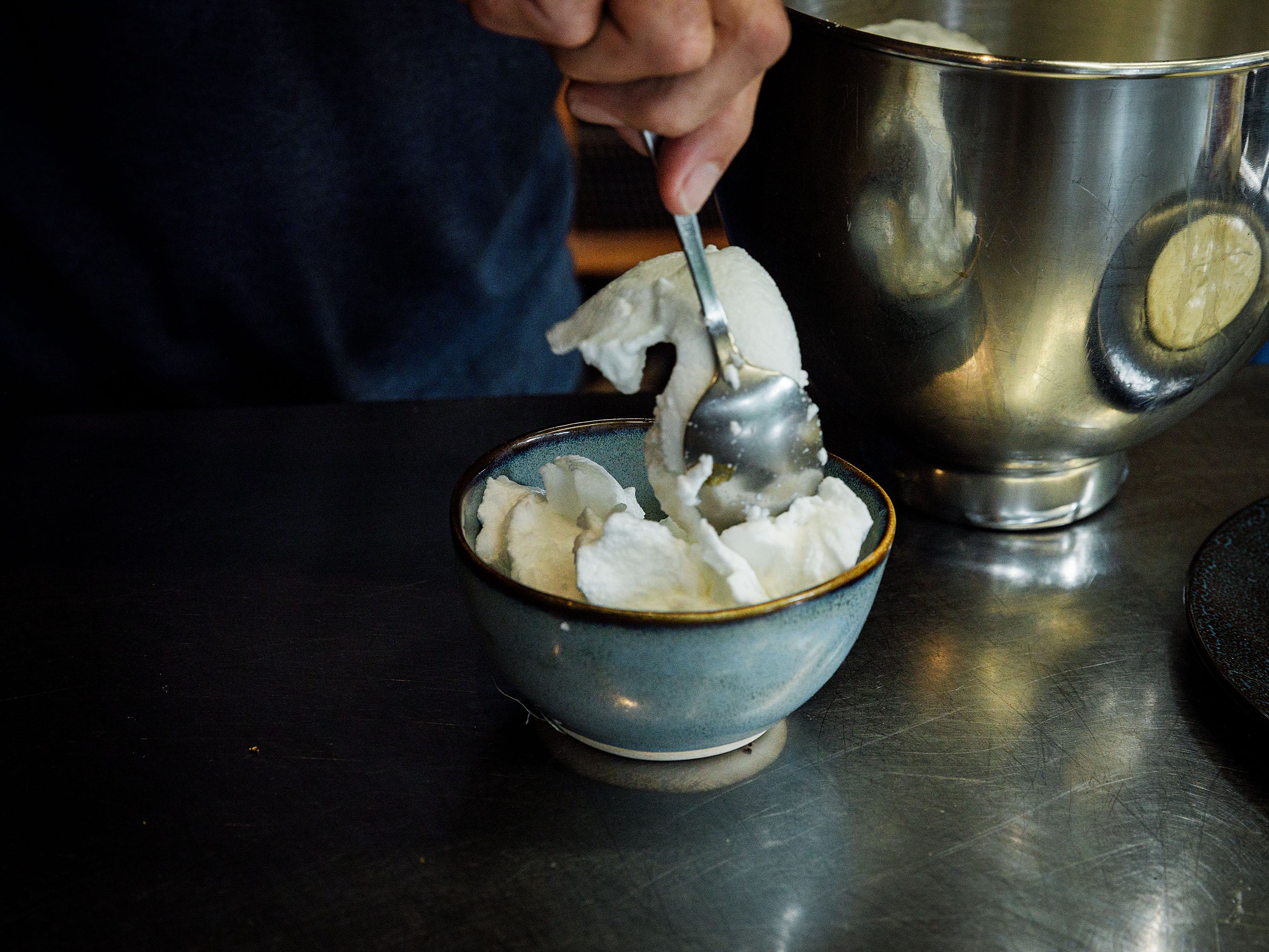 Schritt 2: Die Hälfte des geschlagenen Eiweisses bis zum oberen Rand einfüllen und eine Vertiefung eindrücken, dann je ein Eigelb vorsichtig hineingeben und mit dem restlichen Eiweiss bedecken