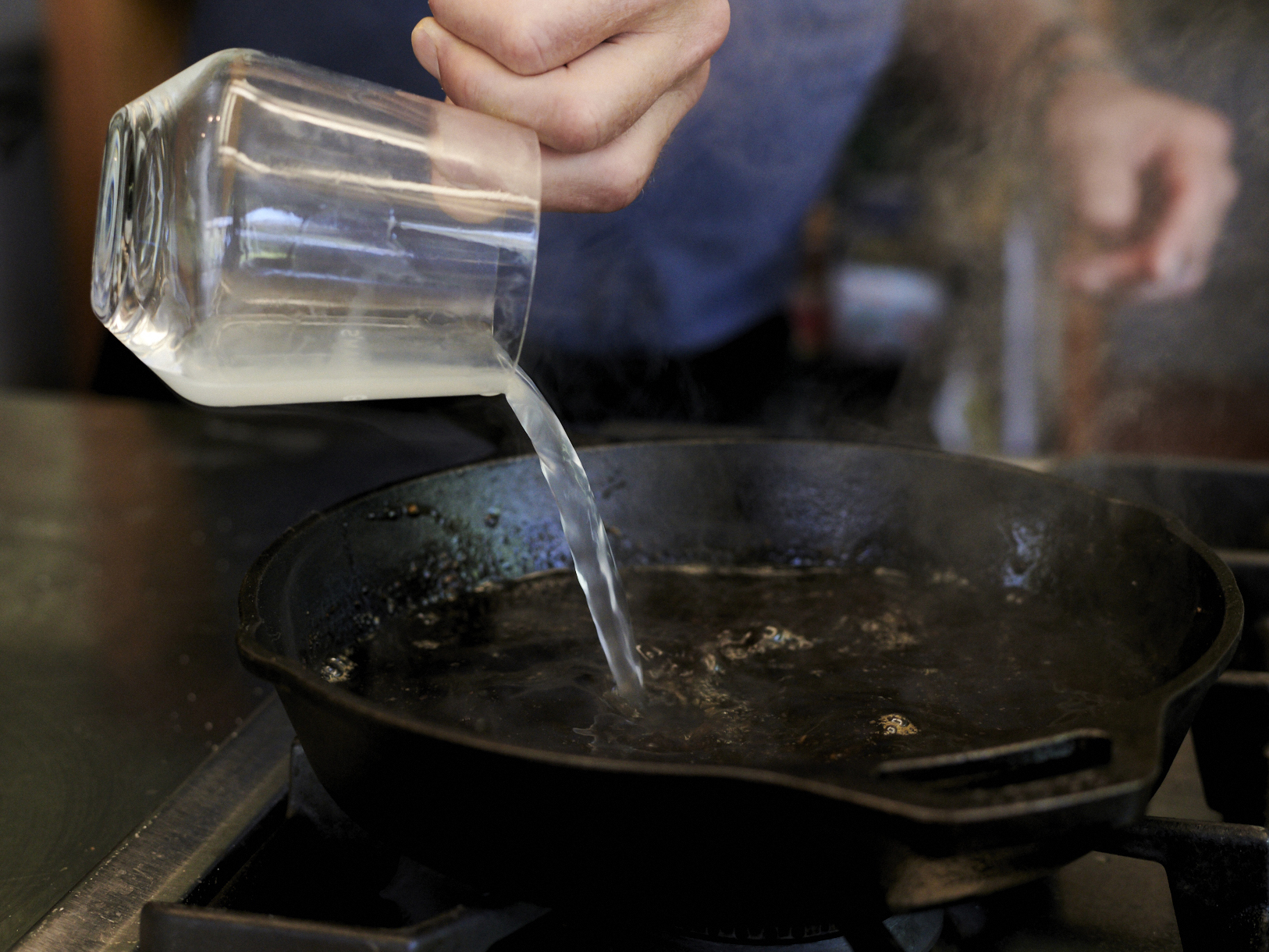 Schritt 5: Pfeffer mit der Pilzbrühe ablöschen und köcheln lassen