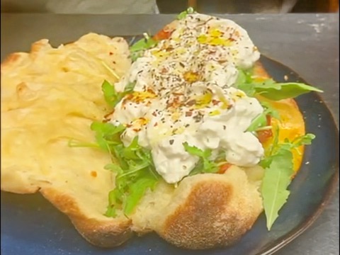 Schritt 2: Zubereitung der Pizza und Belegen für Caprese-Burrata Focaccia-Sandwich 