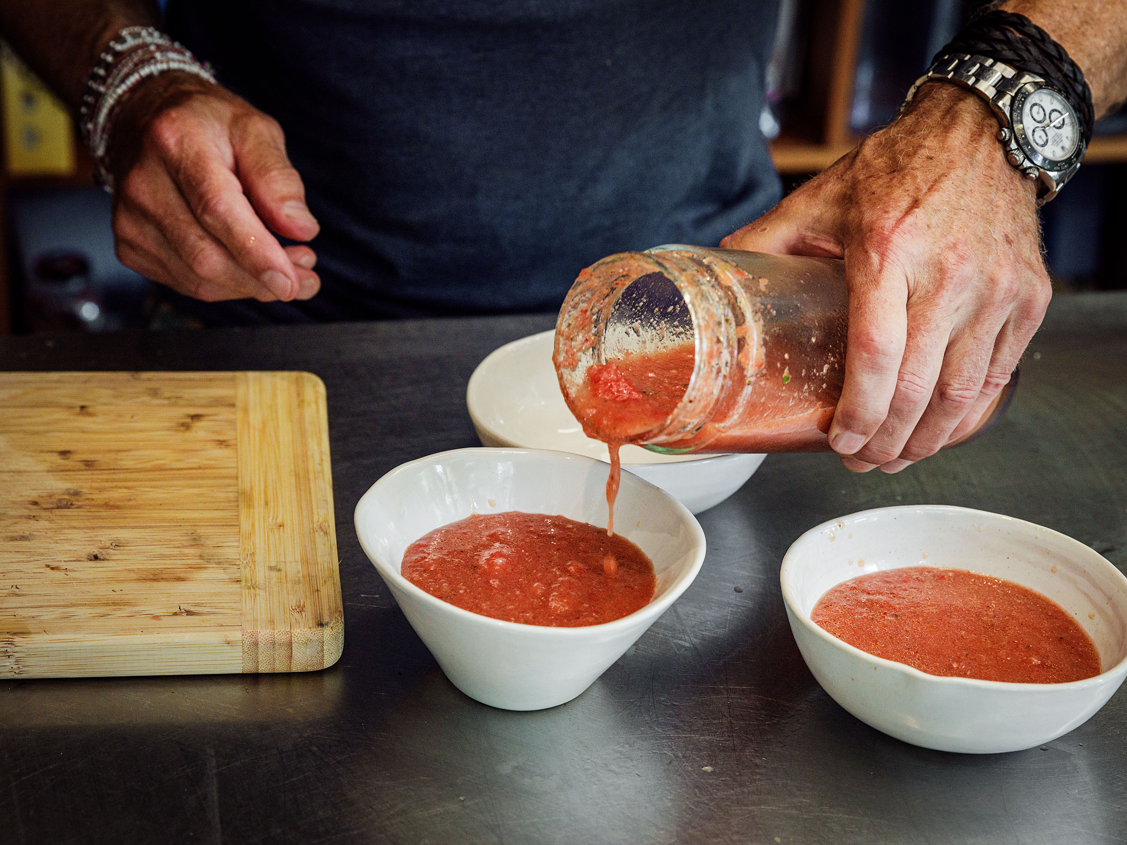 Schritt 2: Gazpacho in vorgekühlte Schalen geben