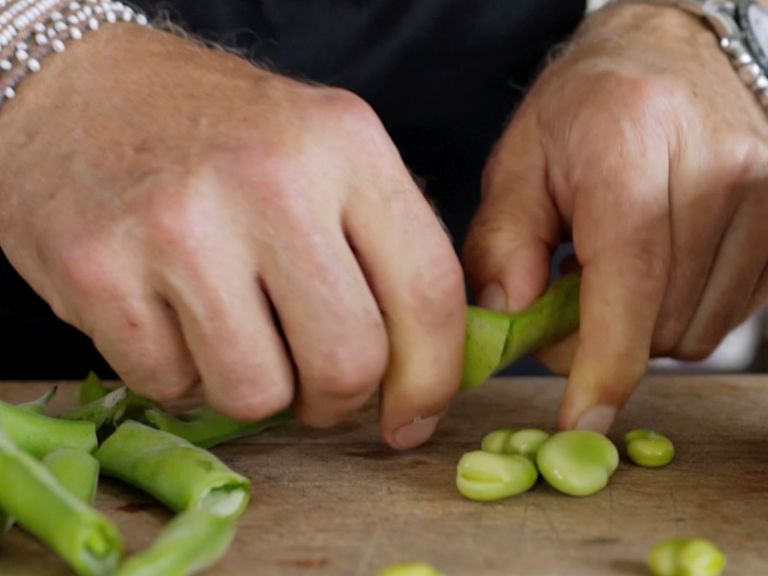 Schritt 2: Spargeln, Favebohnen und Erbsen für Erbsen-Fave Salat mit Spargeln und Süsskartoffeln zubereiten Schritt 2: Spargeln, Favebohnen und Erbsen für Erbsen-Fave Salat mit Spargeln und Süsskartoffeln zubereiten