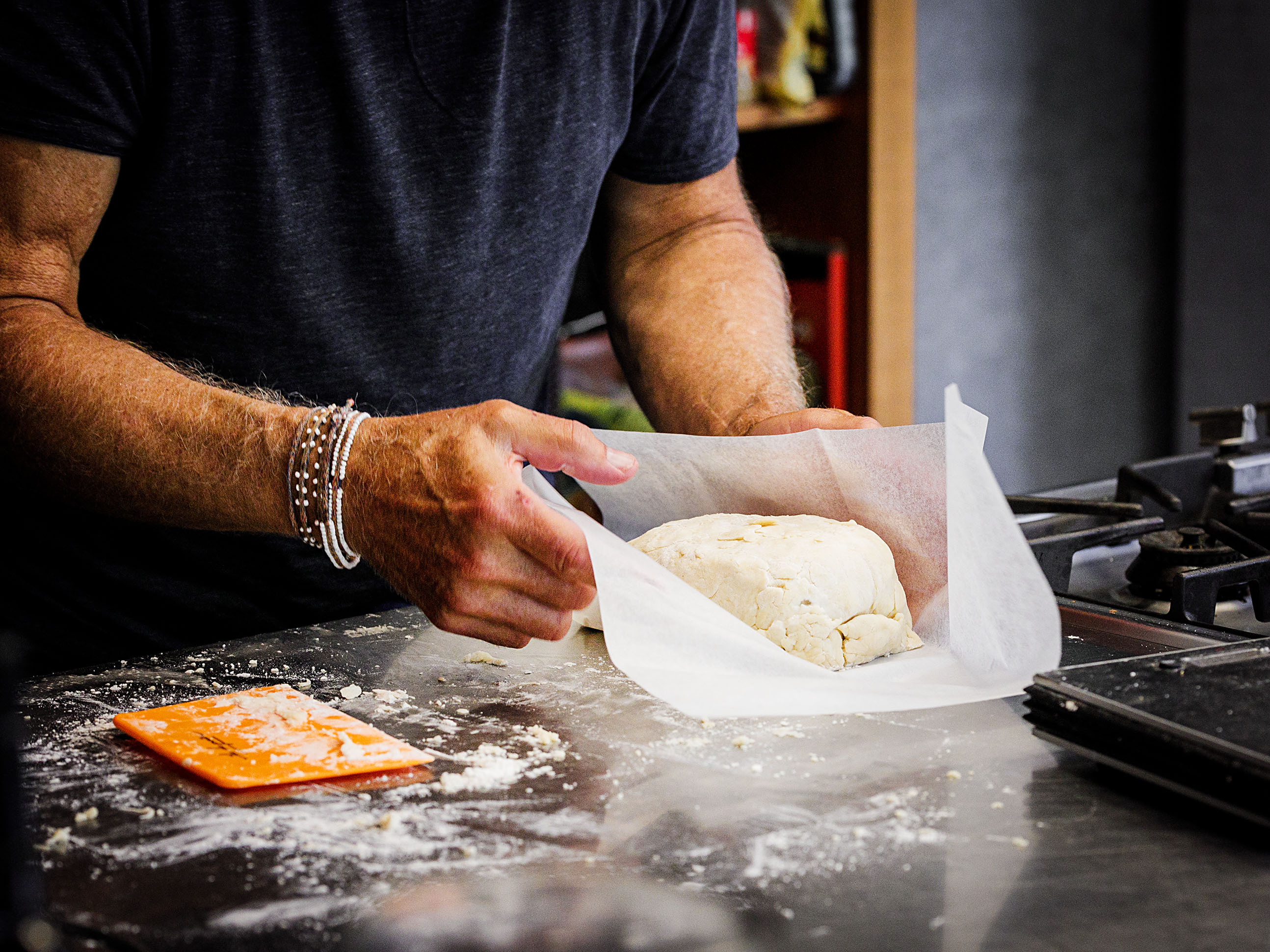 Schritt 1: Teig in Backpapier einpacken