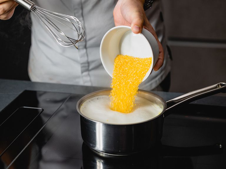 Schritt 1: Polenta für Blauschimmelkäse-Polenta mit Mascarpone und Pekannüssen zubereiten Schritt 1: Polenta für Blauschimmelkäse-Polenta mit Mascarpone und Pekannüssen zubereiten