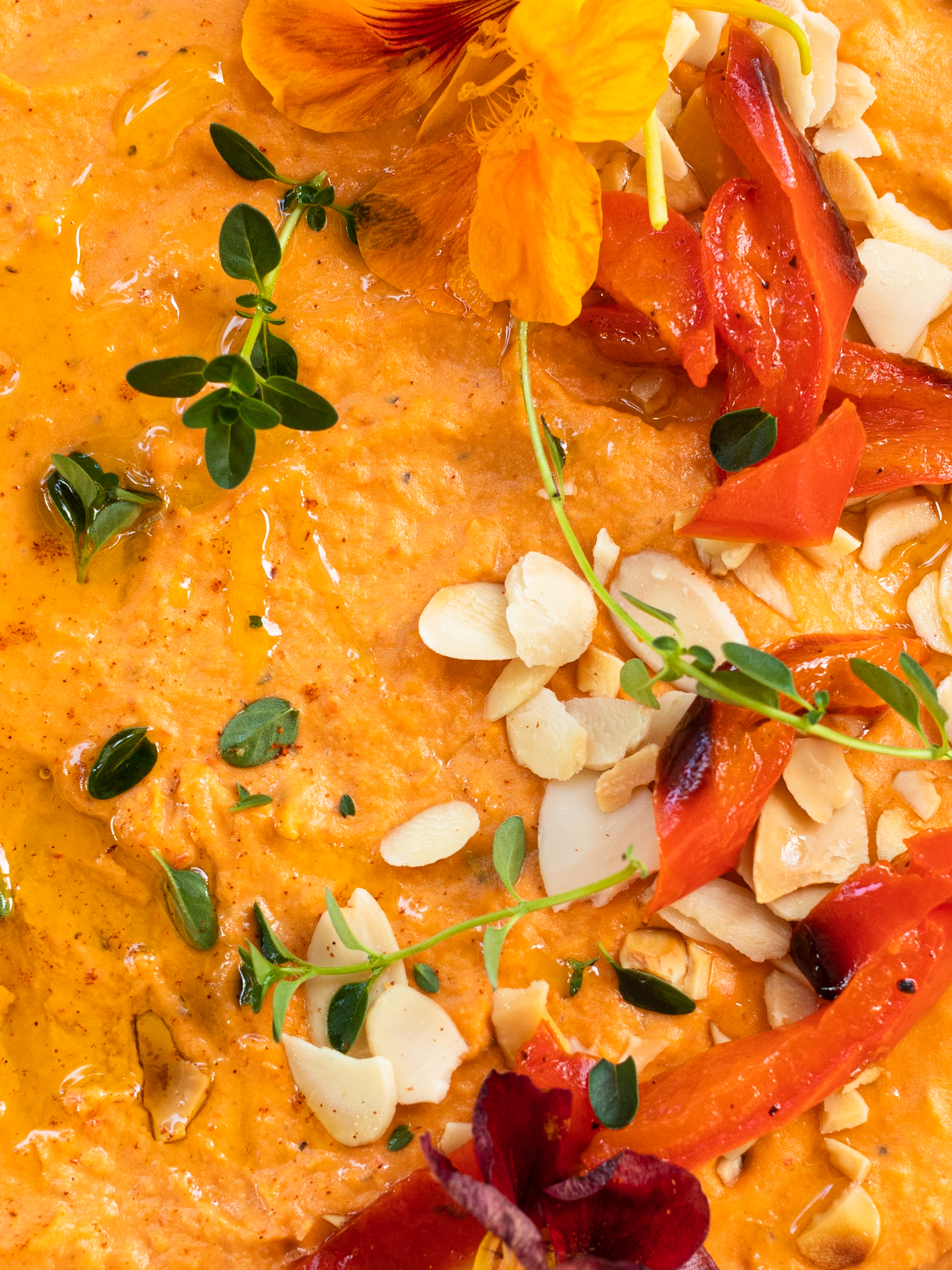 230411 Hummus mit weissen Bohnen, geröstetem Knoblauch und Peperoni 3x4 PIc2