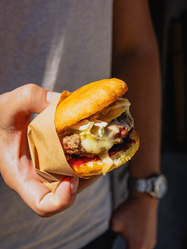 Hamburger mit Brie, Birne und Himbeerenkonfitüre Rezept Hamburger mit Brie, Birne und Himbeerenkonfitüre Rezept