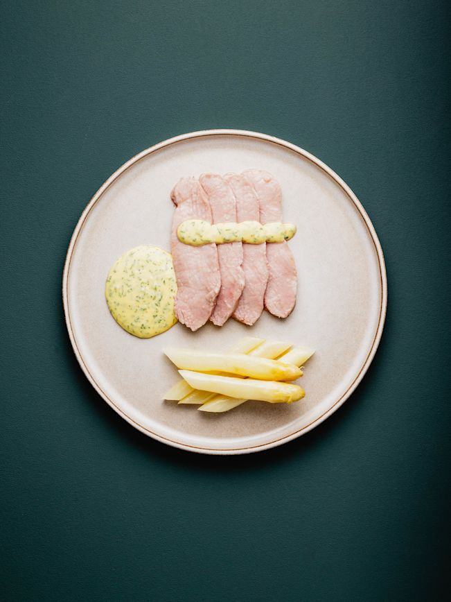 Kalbsrücken mit Sauce Béarnaise und glasierten weissen Spargeln Rezept Kalbsrücken mit Sauce Béarnaise und glasierten weissen Spargeln Rezept
