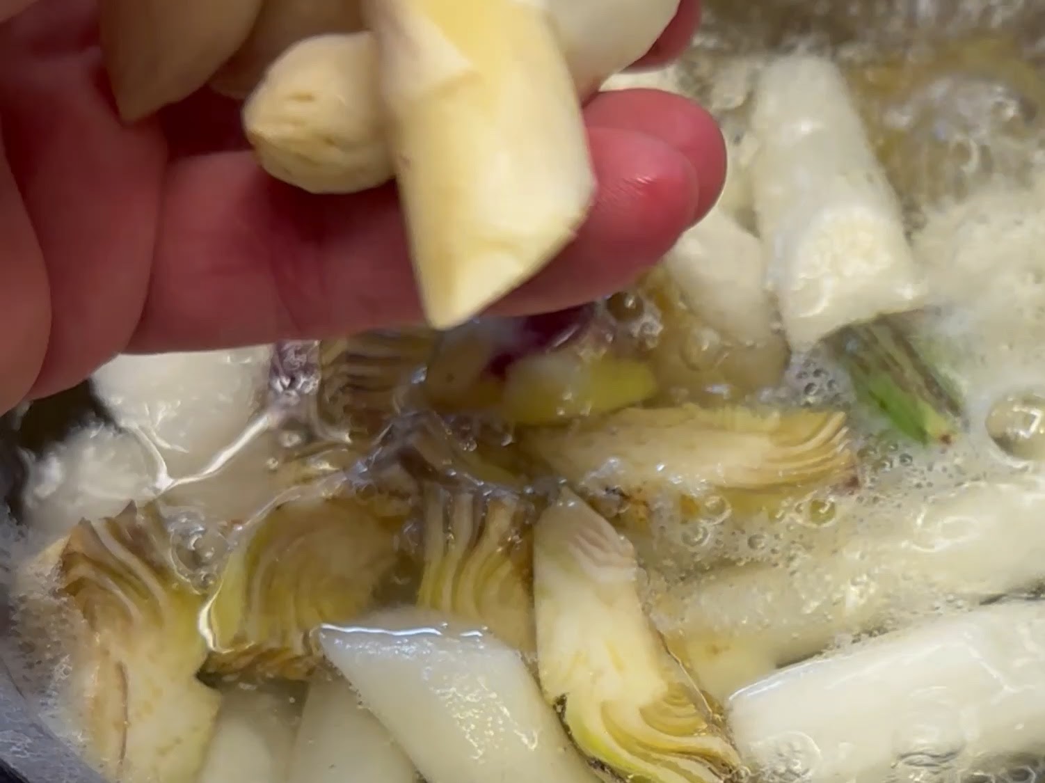 Schritt 2: Die Artischocken zusammen mit den Kartoffeln und dem weissen Spargel in knapp siedendem Wasser knackig garen