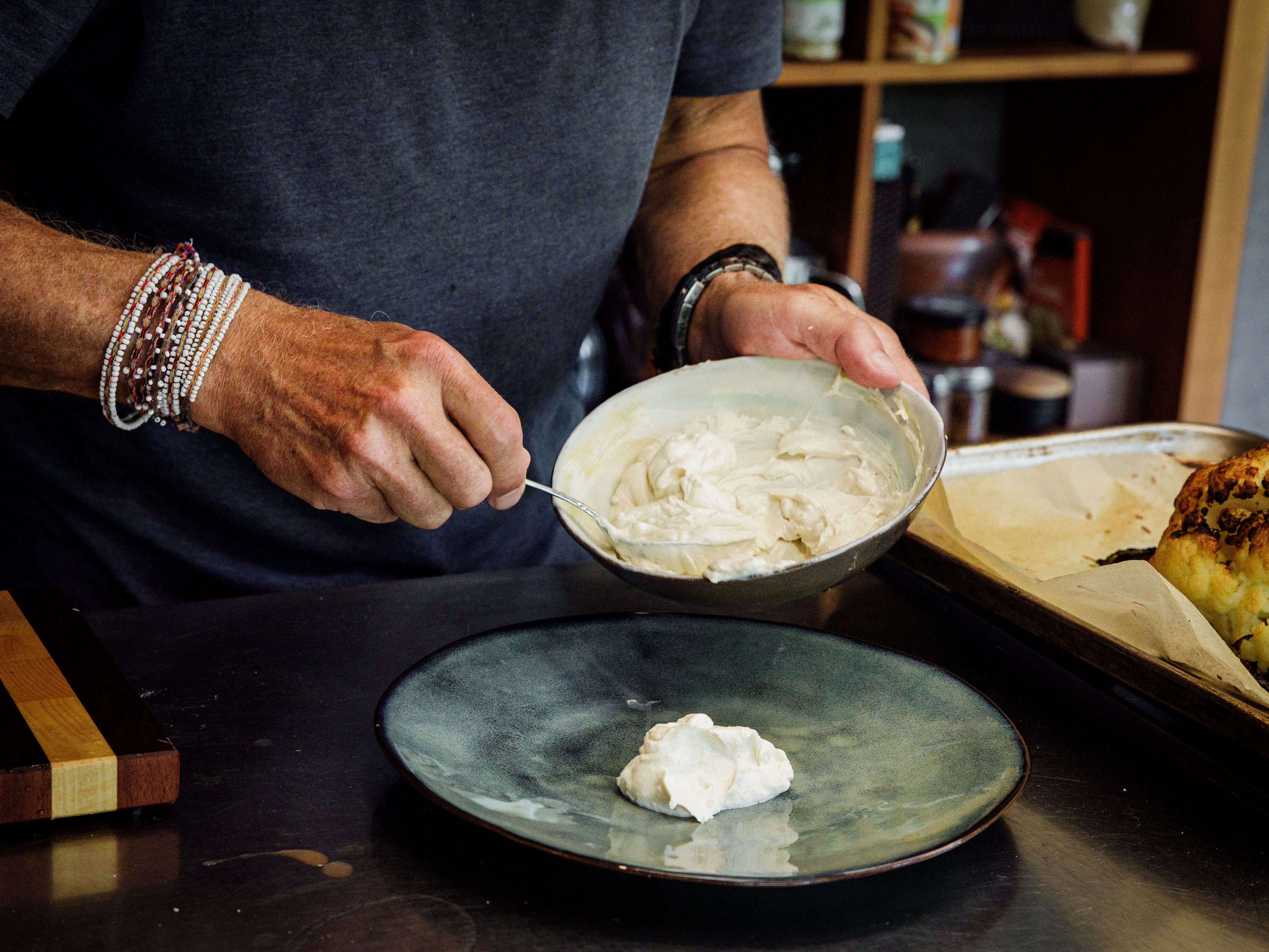 Schritt 3: Die Joghurt-Tahin-Sauce auf einem grossen Teller verteilen