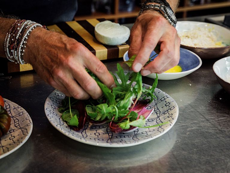Schritt 2: Salat rüsten, in einer Schüssel mit etwas Olivenöl mischen, salzen und auf den Tellern verteilen Schritt 2: Salat rüsten, in einer Schüssel mit etwas Olivenöl mischen, salzen und auf den Tellern verteilen