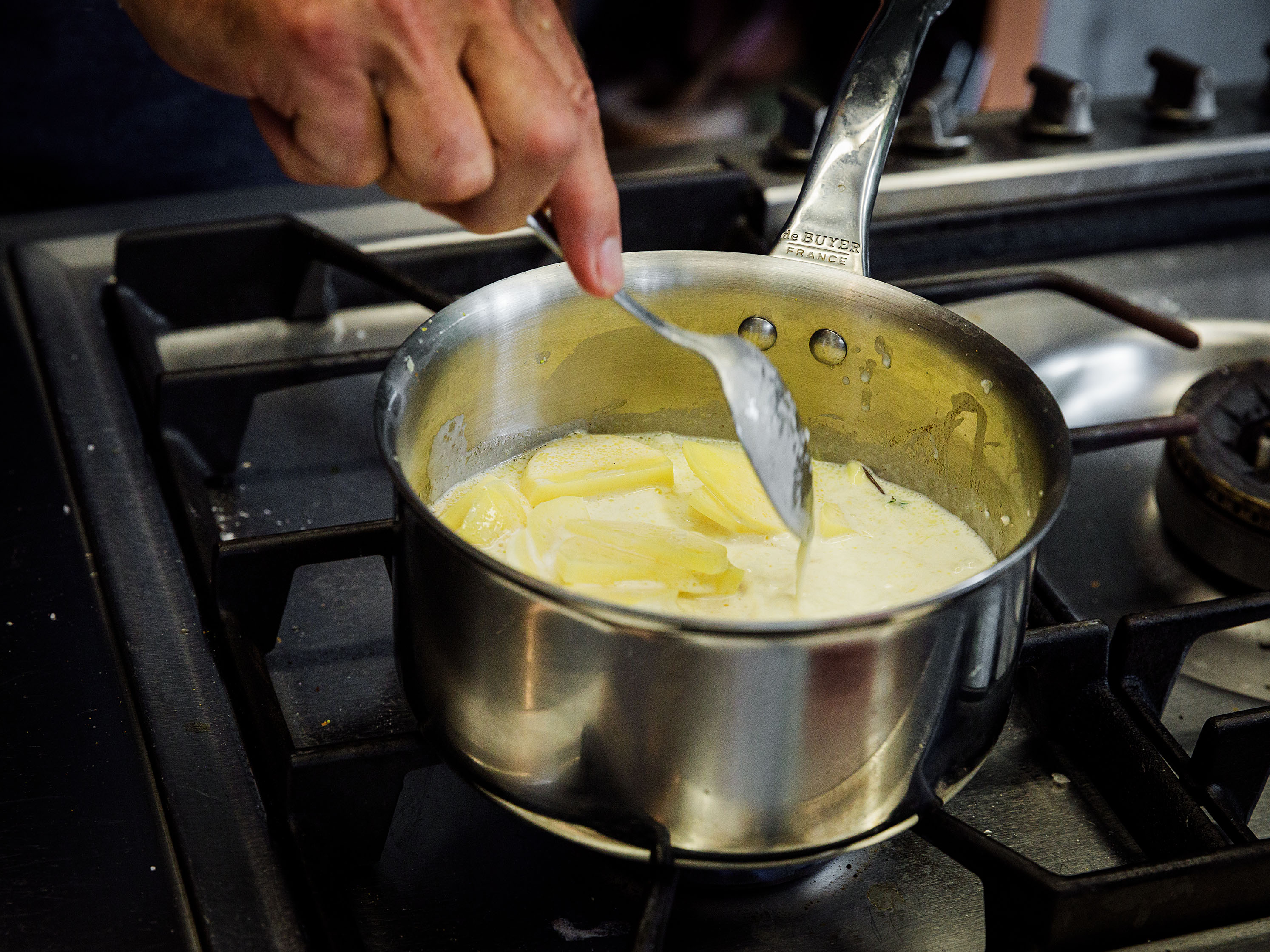 Schritt 2: Milch-Rahm-Mischung für Kartoffelgratin mit Trüffel aufkochen 