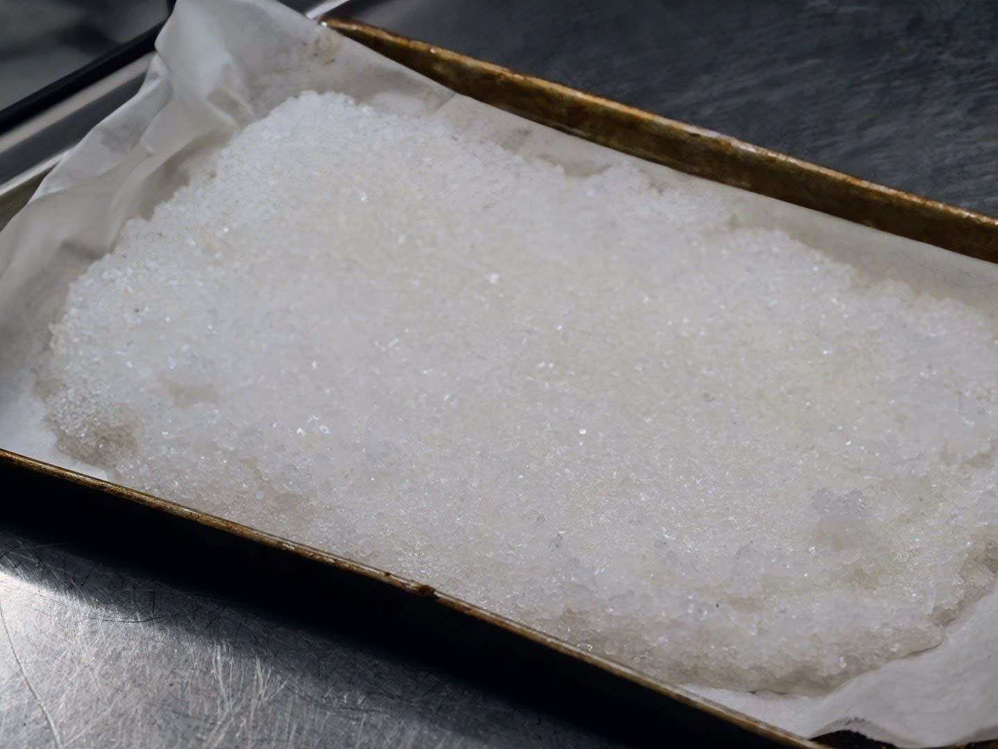 Schritt 1: Lauch für Lauchherzen mit schwarzem Trüffel  im Ofen mit Meersalz-Gitter zubereiten