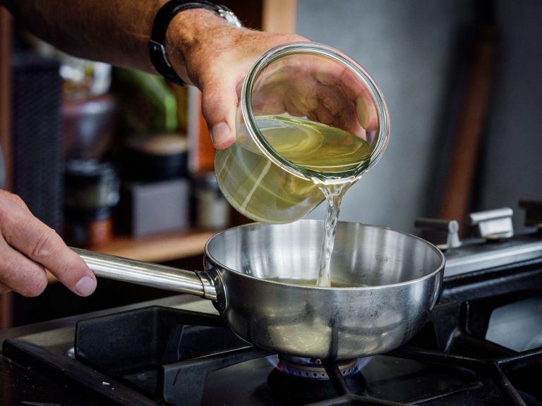 Schritt 2: Dashi für die Misosuppe in den topf geben