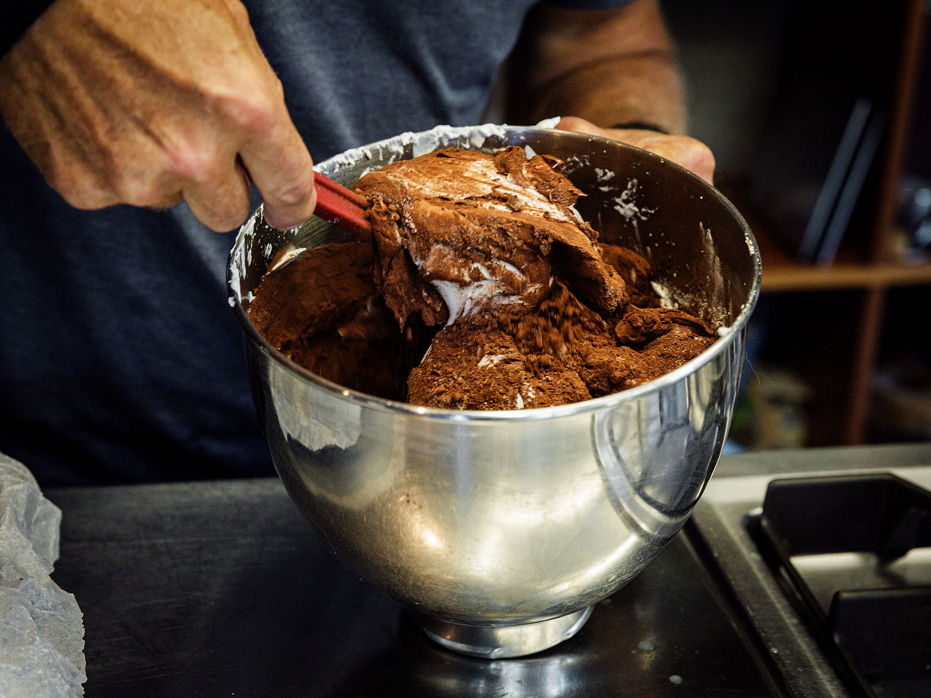 Schritt 3: Schokoladenmeringue für Glutenfreie Heidelbeer-Schokoladenmeringue-Roulade zubereiten 