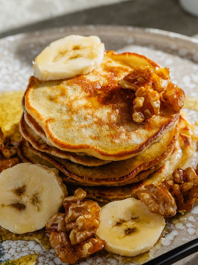 Banana Bread-Pancakes mit karamellisierten Walnüssen Rezept Banana Bread-Pancakes mit karamellisierten Walnüssen Rezept