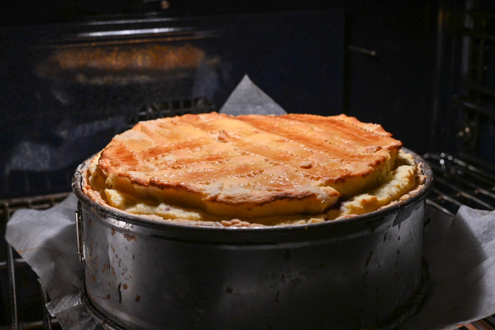 Schritt 4: Den Cheesecake backen, bis die Füllung gerade noch fest und der Teig goldbraun ist