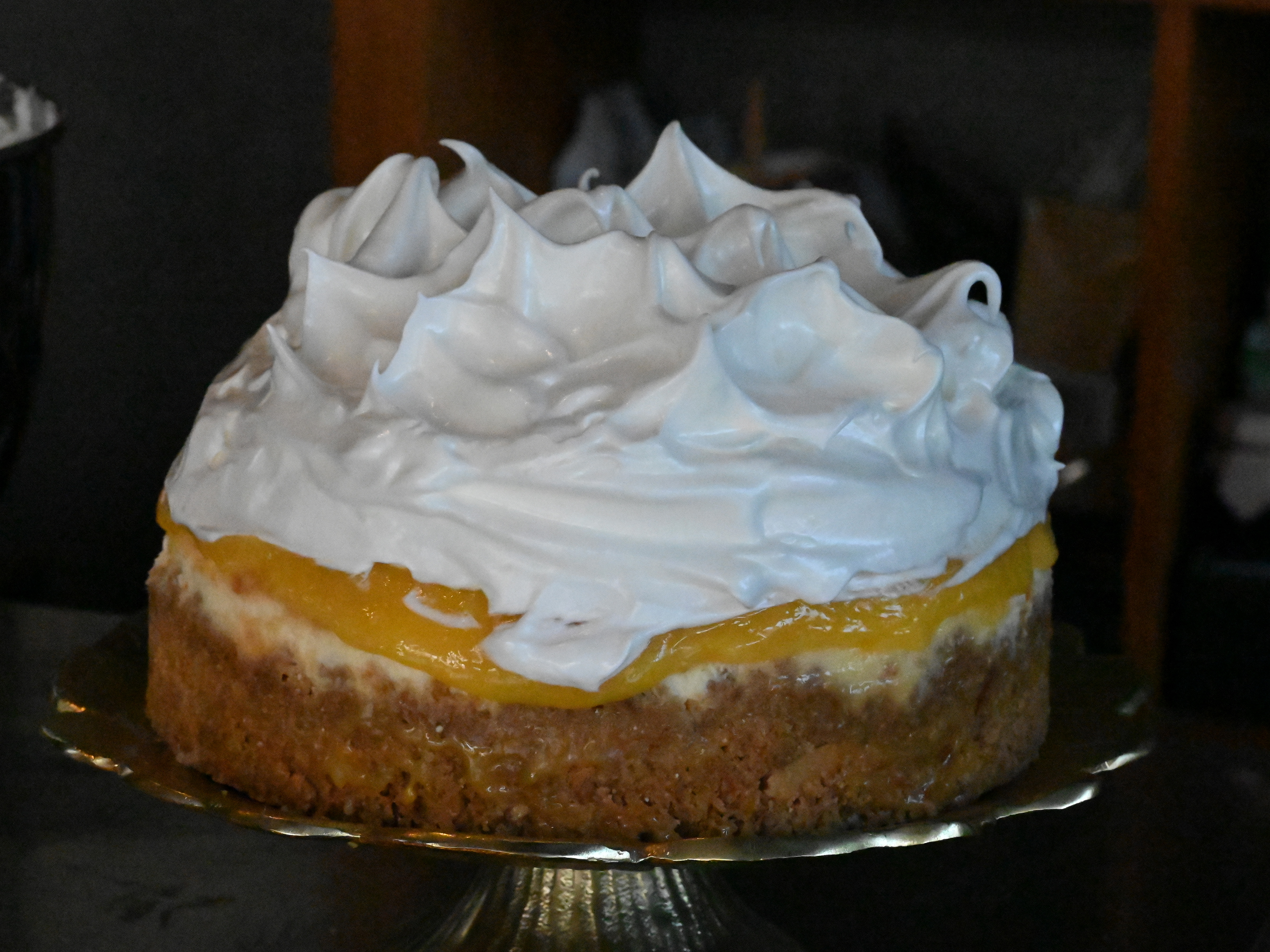 Schritt 9: Zitronen-Passionsfrucht Cheesecake mit Swiss Meringue anrichten