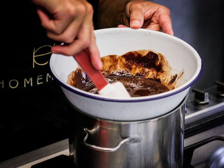 Schritt 1: Backform für Torta caprese vorbereiten und Schokolade schmelzen